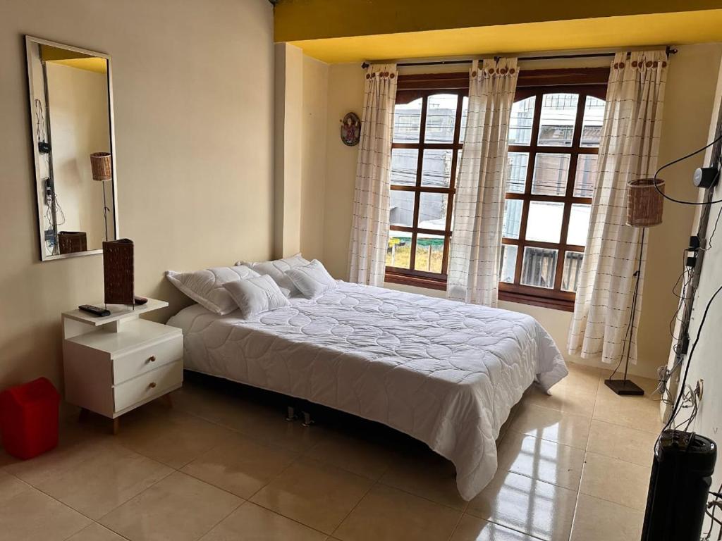 Habitación Privada في كويمبايا: غرفة نوم بسرير كبير ونافذة كبيرة