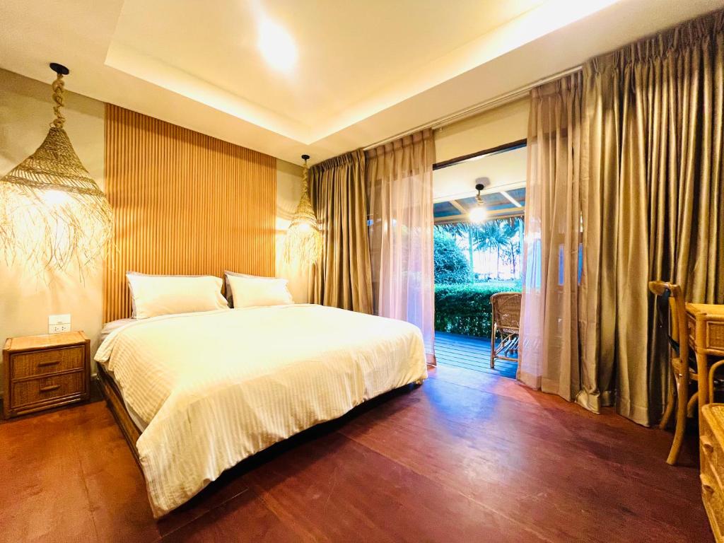 Postel nebo postele na pokoji v ubytování Koh Kood Club