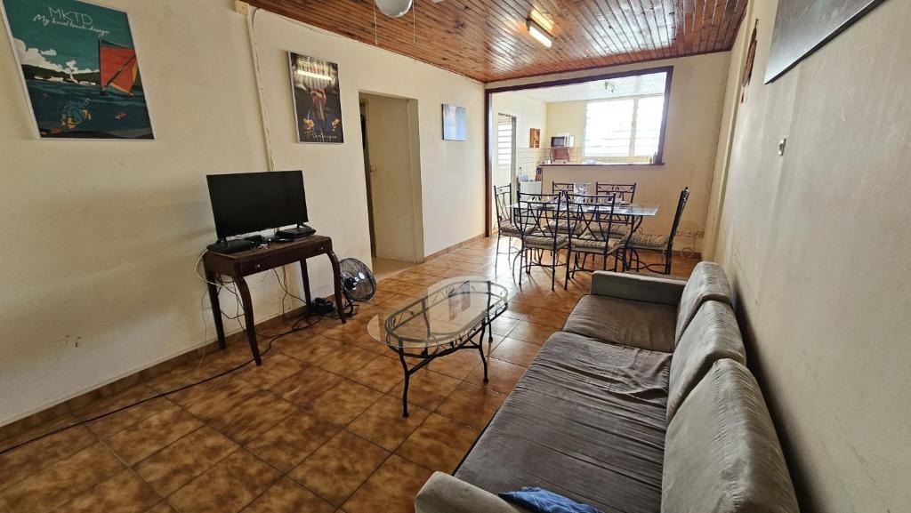 TV a/nebo společenská místnost v ubytování Soleil du Carbet