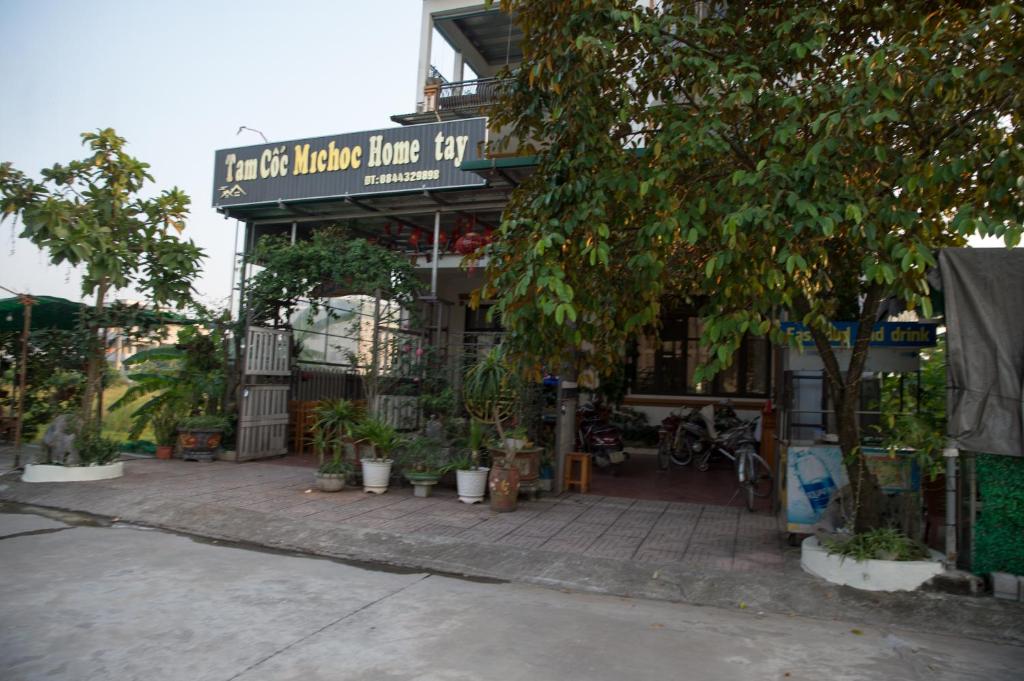 un edificio con un cartello che recita "la prima casa è stata costruita" di Tam Coc Michoc Homestay a Ninh Binh