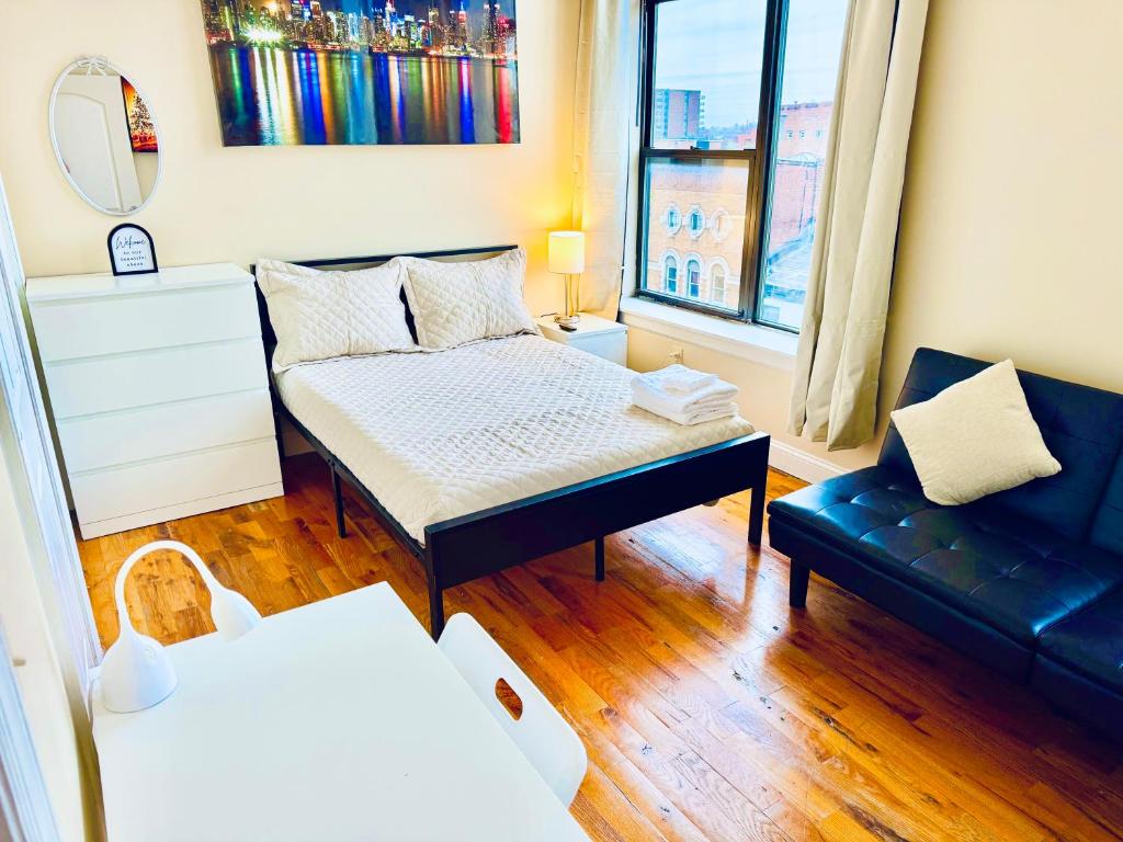 Кровать или кровати в номере Modern Luxury Executive Room with NYC Fast Access