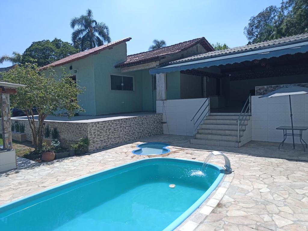 una piscina davanti a una casa di Chacara HMB a San Paolo