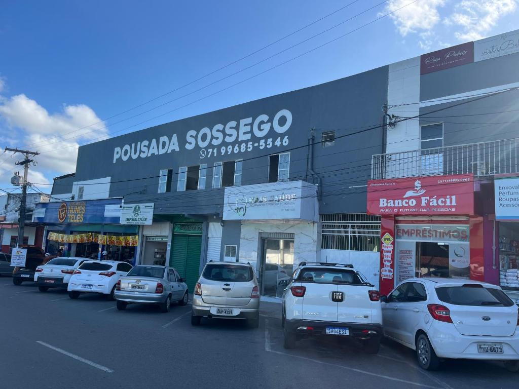 a group of cars parked in front of a building at Pousada Sossego in Pojuca
