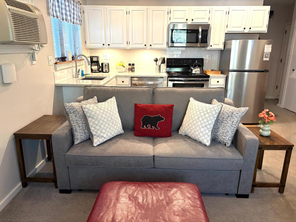 Η κουζίνα ή μικρή κουζίνα στο COZY ATTITASH GETAWAY - Walk to lifts, Pool, Hot tub, Game room, Storyland