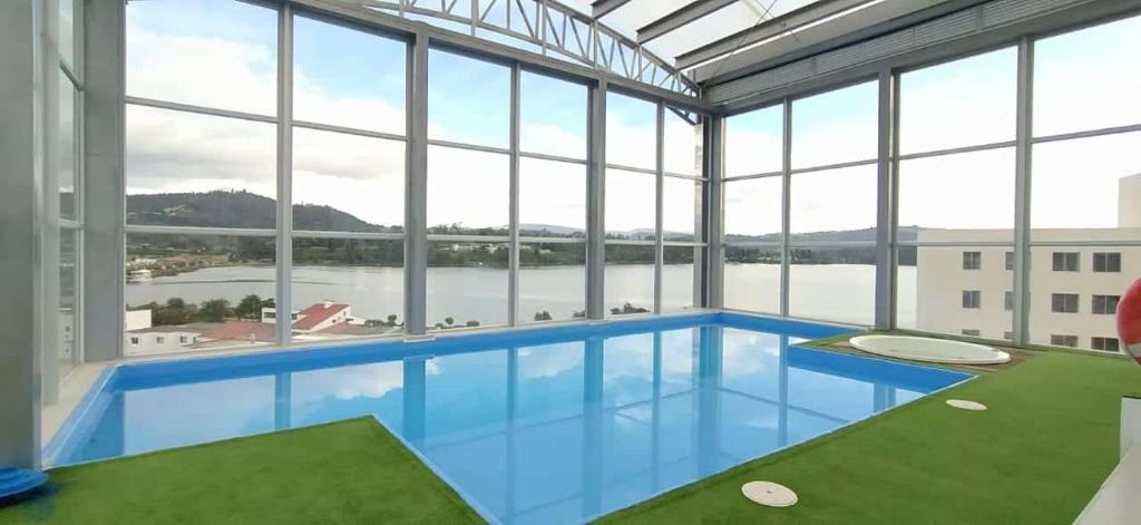 Suite Palace Exclusive lakeside loft في بايبا: مسبح كبير مطل على الماء