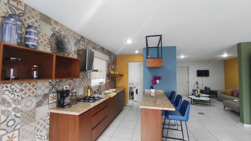 Condominio mzt في مازاتلان: مطبخ مع طاولة وغرفة معيشة