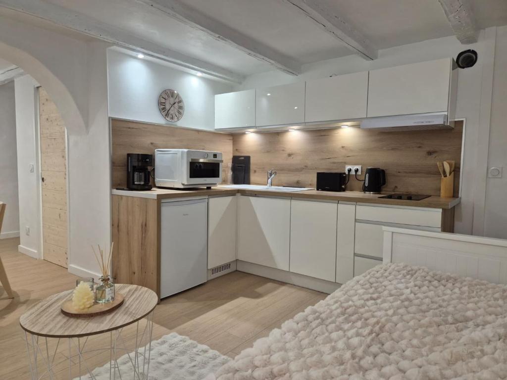 Кухня или мини-кухня в Charmant T2 en centre historique de Morzine avec WiFi - FR-1-679-23
