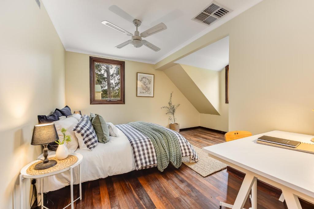 Ένα ή περισσότερα κρεβάτια σε δωμάτιο στο Adelaide Hill Luxury Amenities and Stunning Vistas