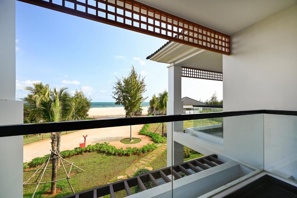 Bungalow King Garden View