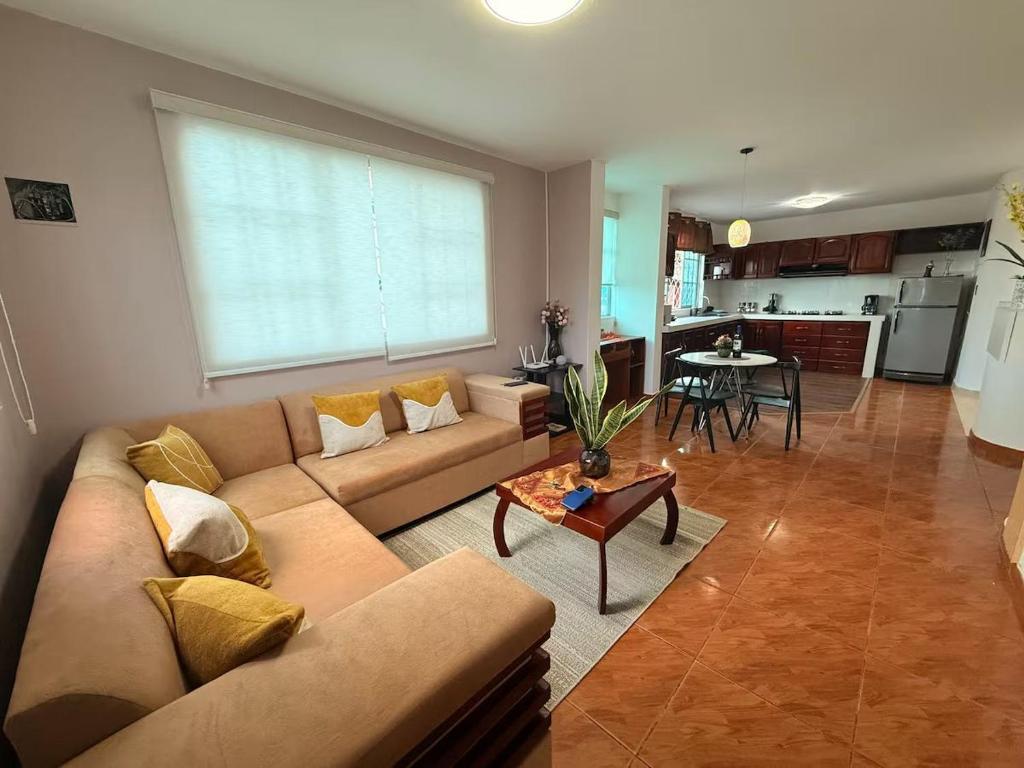 Η κουζίνα ή μικρή κουζίνα στο Departamento familiar