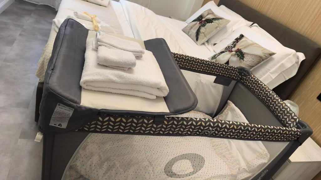 سرير أو أسرّة في غرفة في SweetHome Elegance