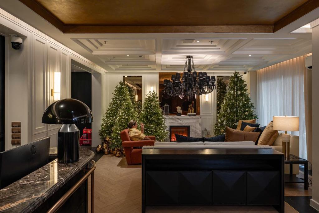 una sala de estar con chimenea y árboles de Navidad en The Savile, by Harry's, en Hanói