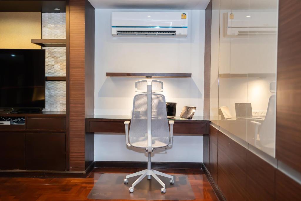 een bureau met een stoel in een kamer bij office 2 in Bangkok