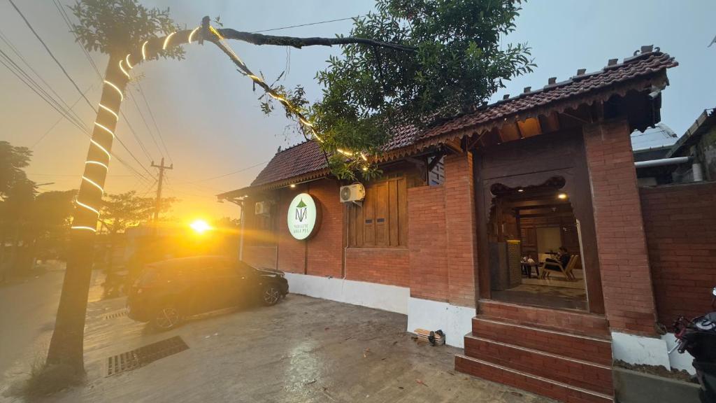 Η ανατολή ή δύση του ηλίου όπως φαίνεται από αυτό το ξενοδοχείο ή από εκεί κοντά