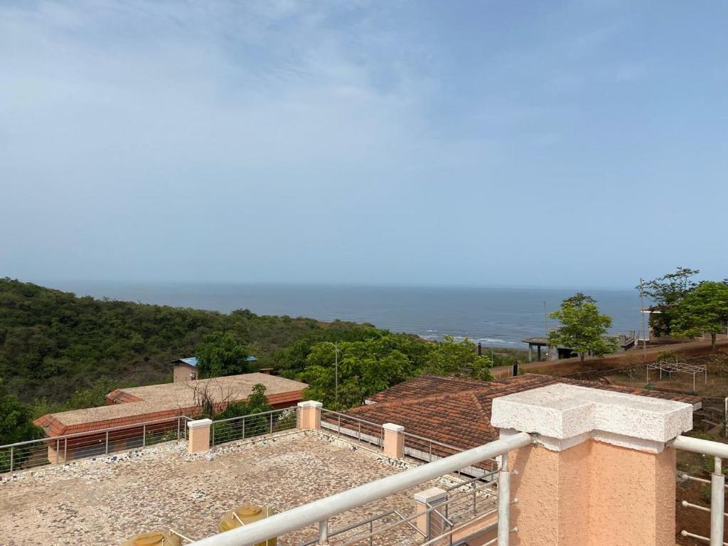 Sea view villa في Harnai: منظر من سقف منزل