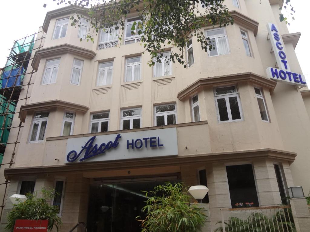un bâtiment d'hôtel avec un panneau sur celui-ci dans l'établissement Ascot Hotel, à Mumbai