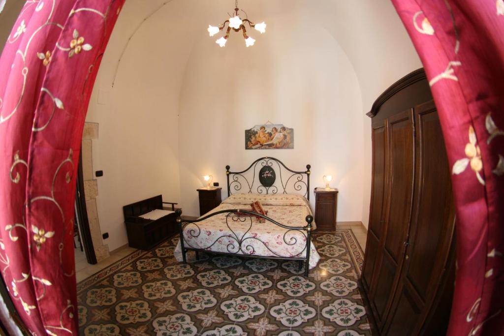 カステッラーナ・グロッテにあるL'Angolo Anticoのベッドルーム1室(ベッド1台付)