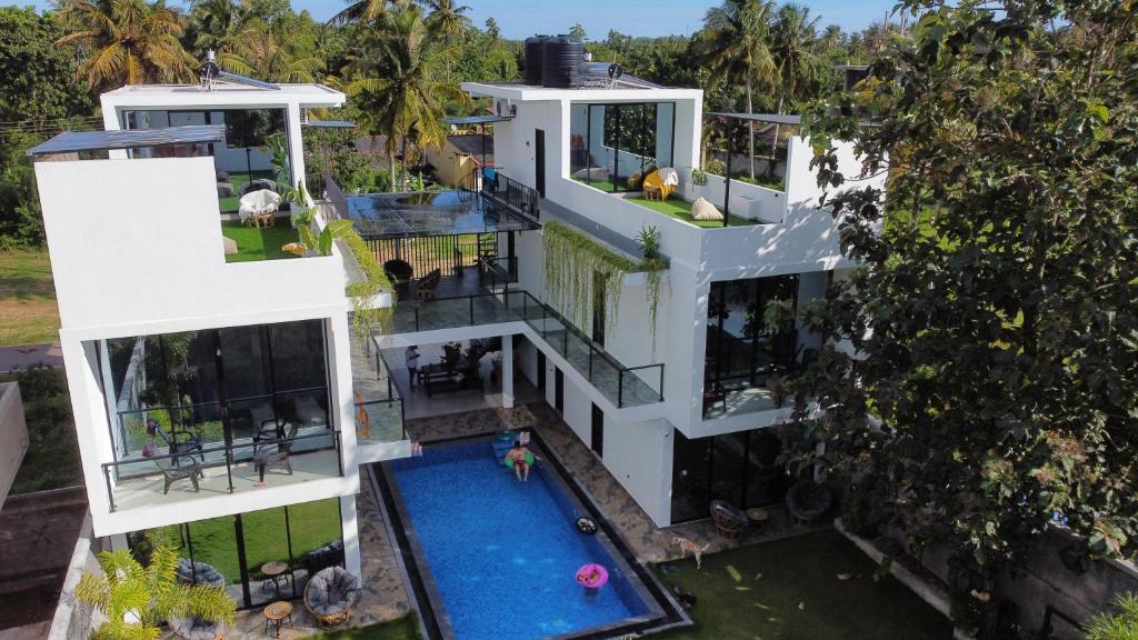 een luchtfoto van een huis met een zwembad bij Mates Villa in Weligama