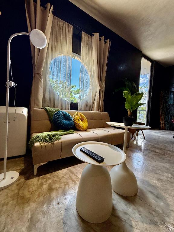 a living room with a couch and a table at Departamento Belembi merida in Mérida