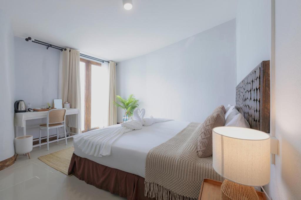 Postel nebo postele na pokoji v ubytování Phi Phi Cozy Seafront Resort