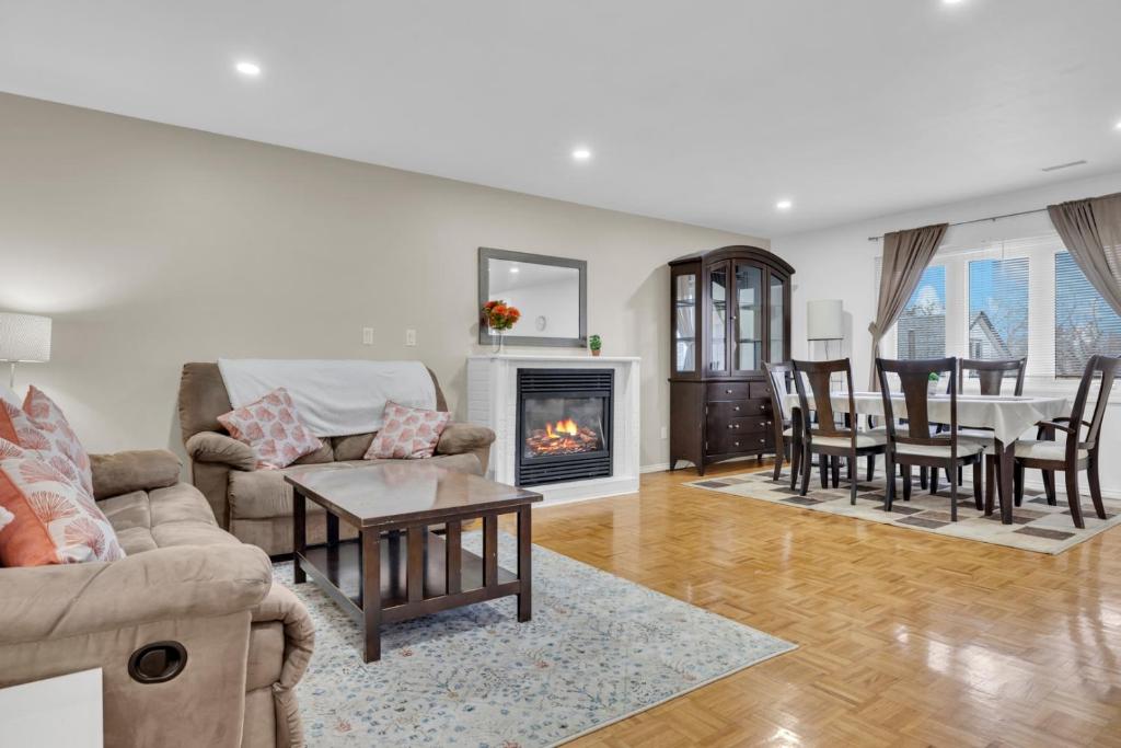 Una sala de estar con un sofá y una chimenea. en Bright 3BR Upper Level Stay • Pet Friendly, en Windsor