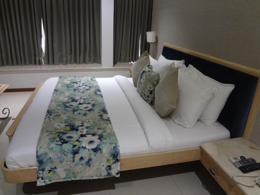 Postel nebo postele na pokoji v ubytování Hotel Suncity Apollo - Gateway Of India