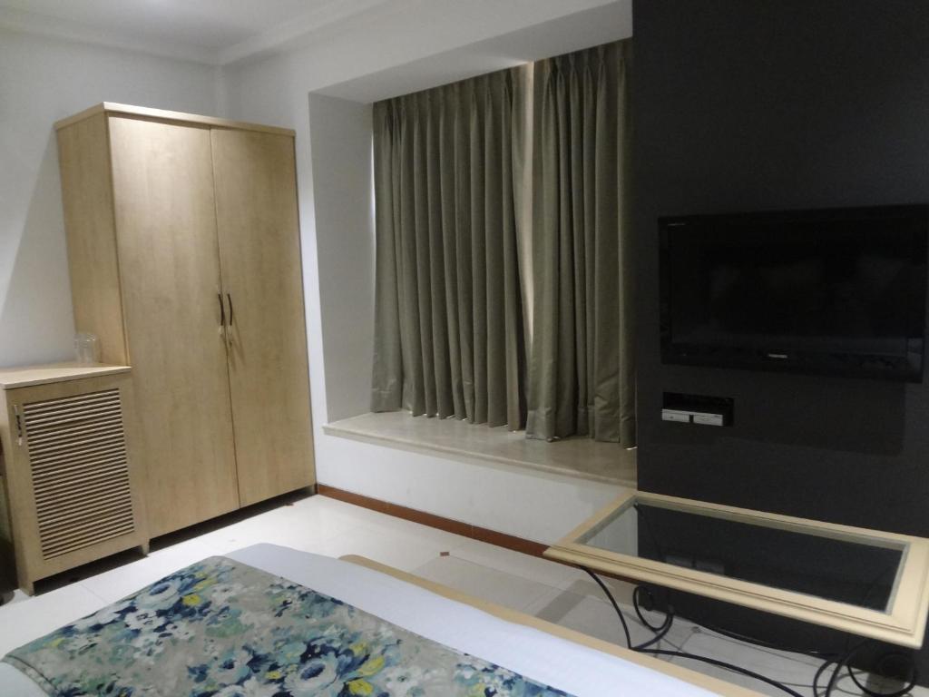 TV a/nebo společenská místnost v ubytování Hotel Suncity Apollo - Gateway Of India
