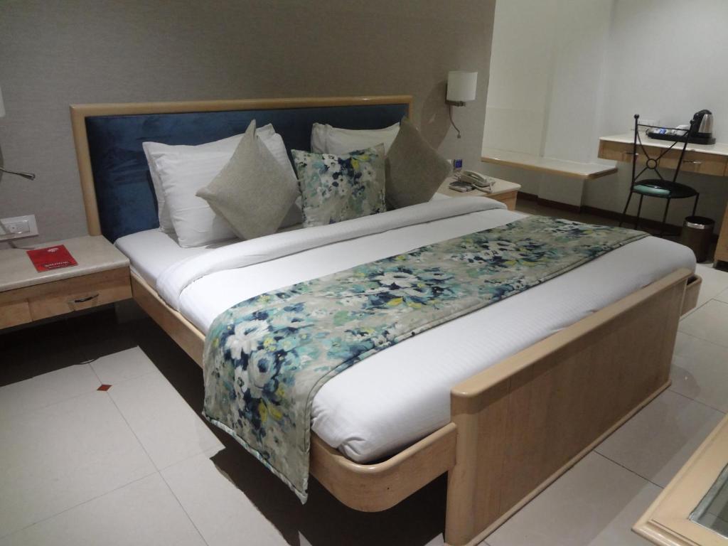 Postel nebo postele na pokoji v ubytování Hotel Suncity Apollo - Gateway Of India