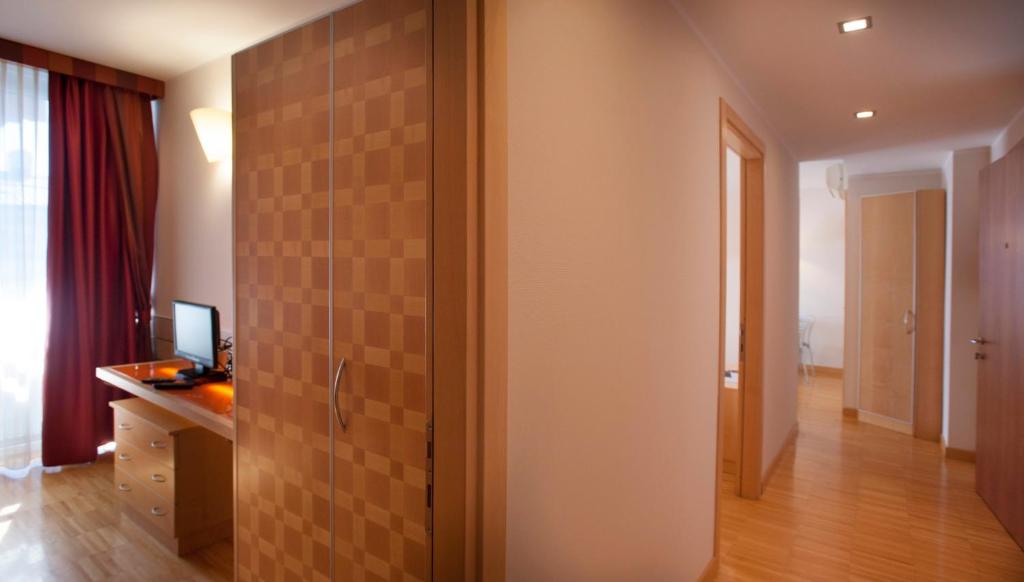 Televízia a/alebo spoločenská miestnosť v ubytovaní AlbaResidence Masera26