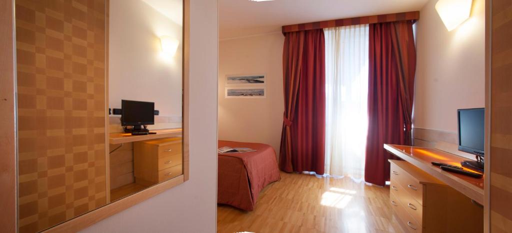 Televízia a/alebo spoločenská miestnosť v ubytovaní AlbaResidence Masera26
