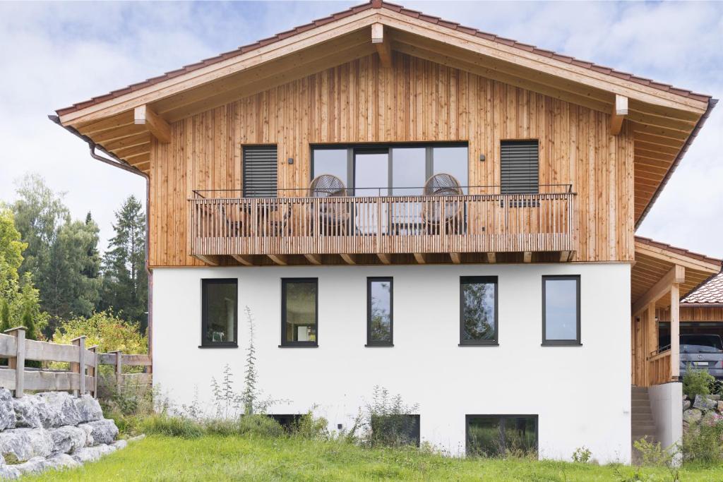 a house with a balcony on top of it at Ferienwohnung Gschwendt in Miesbach