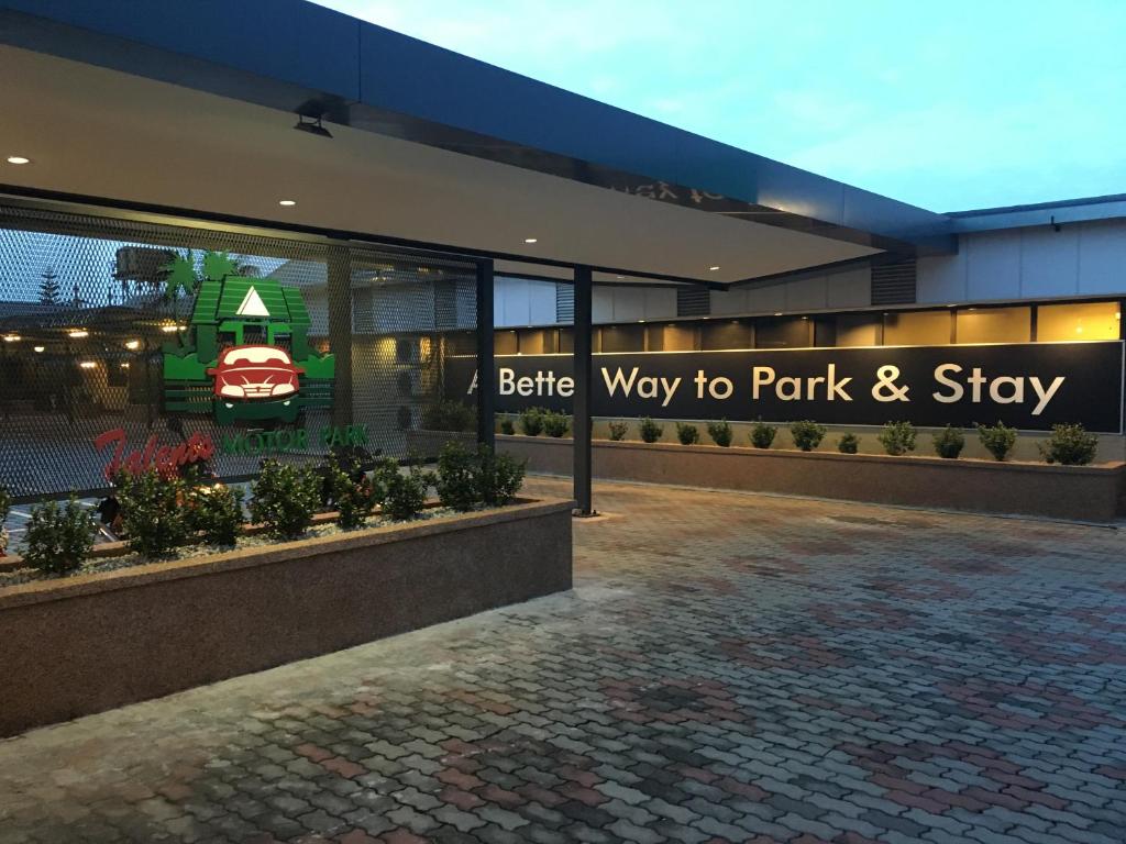 een gebouw met een bordje dat zegt "Battle way to park and stay" bij Talents Motor Park Hotel in Klang