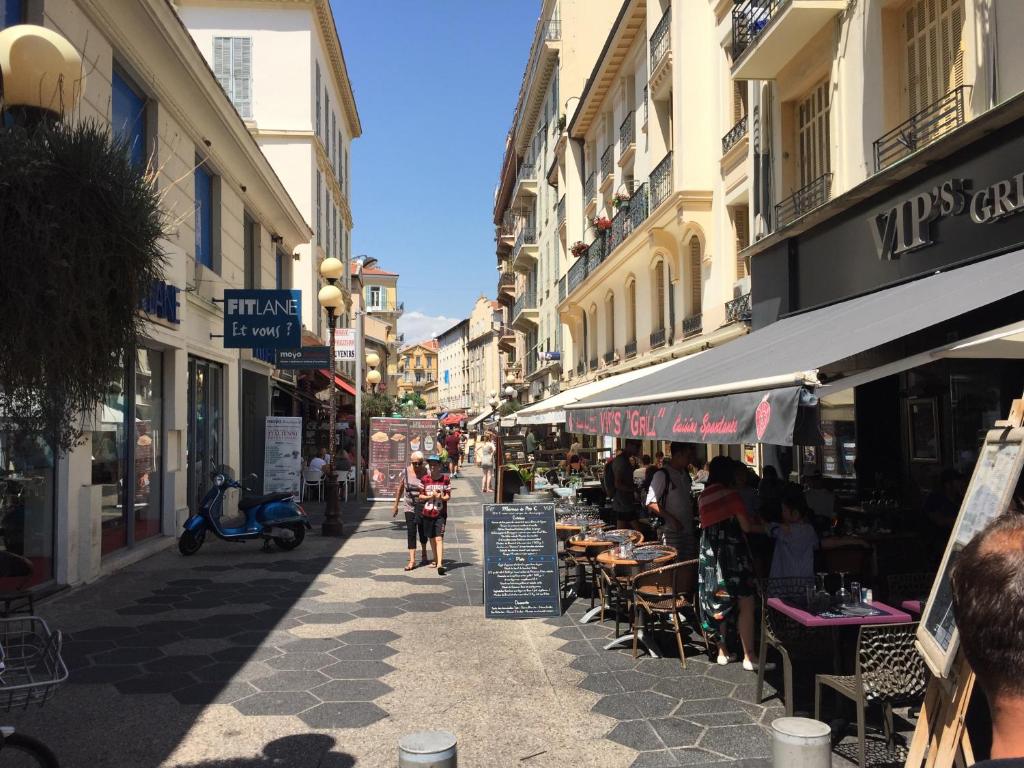 una strada di città con gente che cammina per strada di Nice Halevy a Nizza