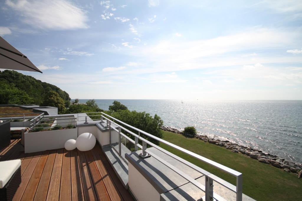 widok na ocean z balkonu domu w obiekcie Ostseeresidenz Sassnitz - WG 18 mit Kamin, Sauna, Terrasse, Meerblick w mieście Sellin