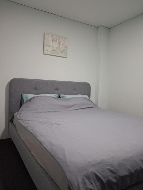 Ένα ή περισσότερα κρεβάτια σε δωμάτιο στο Книжка