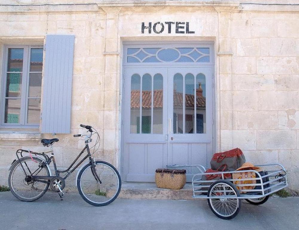 una bicicleta estacionada frente a un hotel en Hotel Napoleon en Île dʼAix