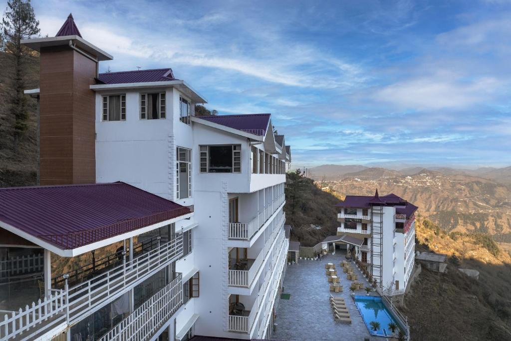 un hotel con vistas a las montañas en Echor KC Grand Kufri, en Fagu