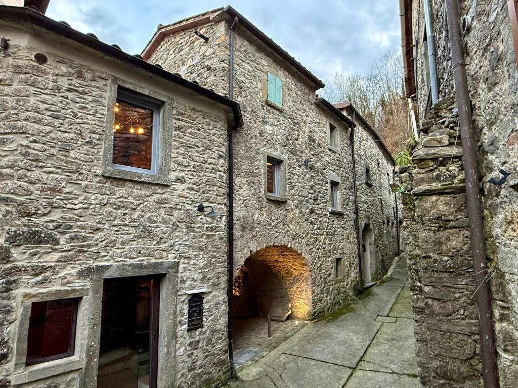 an alley in an old stone building with a tunnel at Le case di Rosie, Mountain view, Tuscany in Gragnola