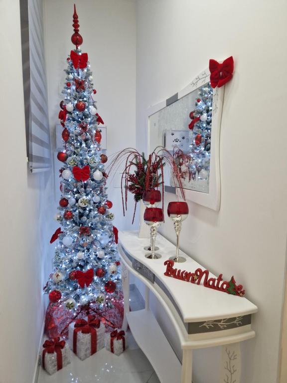 L'Angolo in Fiore في كافا دي تيريني: شجرة عيد الميلاد في غرفة بها بيانو