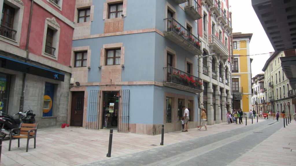 un edificio azul al lado de una calle en Estudio Azul Paraíso, en Llanes