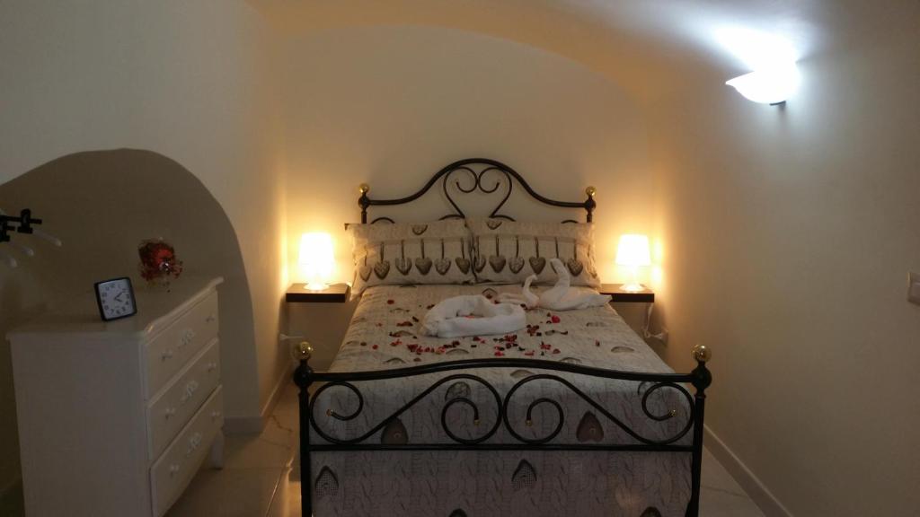 ナポリにあるSognando Napoliの赤ちゃんが寝室のベッドに寝ている
