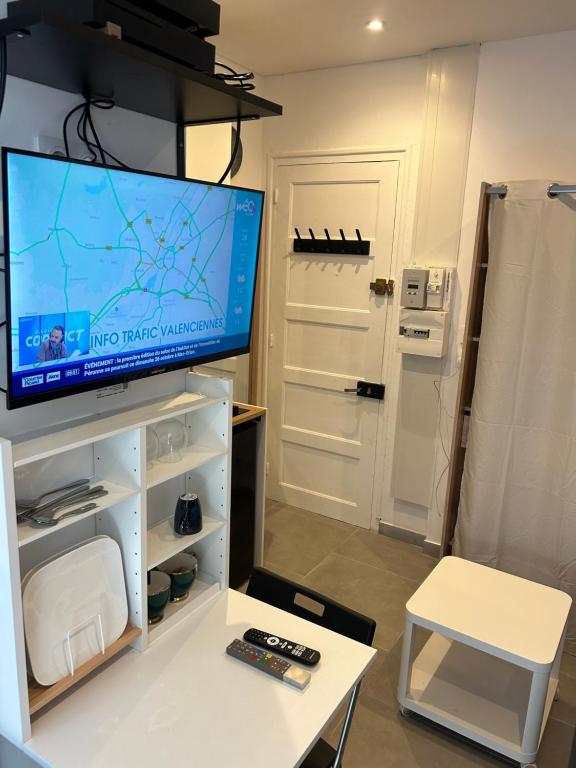 TV/trung tâm giải trí tại Studio confortable, tout équipé, balcon ,hyper centre ville