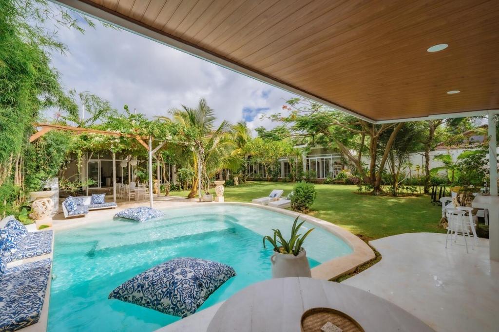 a swimming pool with a patio and a yard at 4BR Villa for Families - 5 Min to Thomas Beach in Ungasan