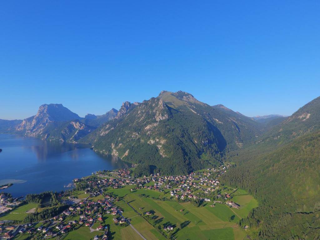 uma vista aérea de uma pequena cidade ao lado de um lago em Hotel Hochsteg Gütl | Traunsee Salzkammergut em Ebensee