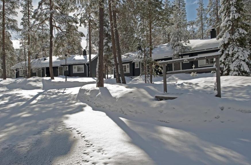 阿卡斯洛姆波羅的住宿－Ylläs Suistotie Cottage，雪覆盖着房子前面的脚印