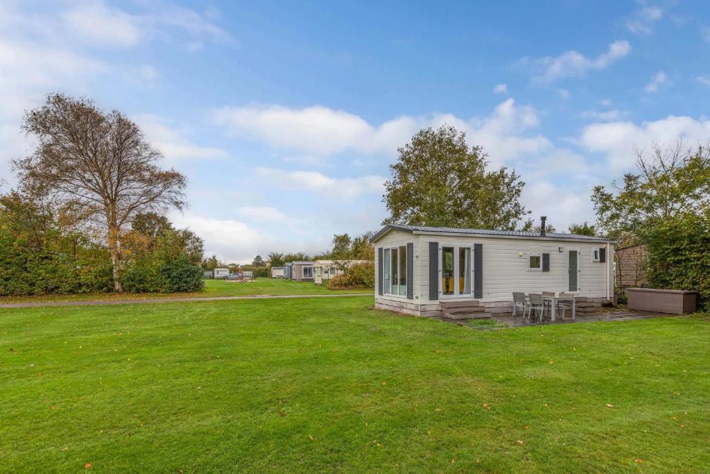 Κήπος έξω από το 'Langs de Kleine Haven', Sfeervol Chalet op 5 Sterren Vakantiepark De Kuilart