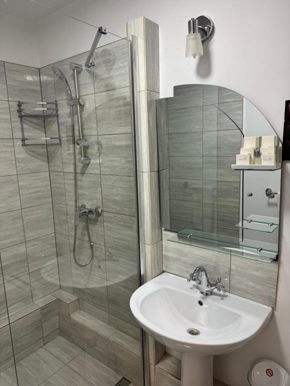 Et badeværelse på Royal Transylvanian Castle - near Banffi