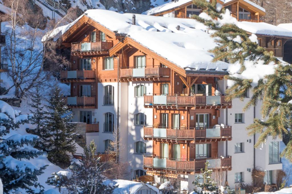ツェルマットにあるA Calm & Charm Studio - Haus Haroの雪山のホテル