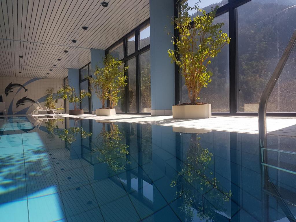 Jutta Deluxe Apartment #325 في باد رايشنهال: مسبح بزخارف في مبنى