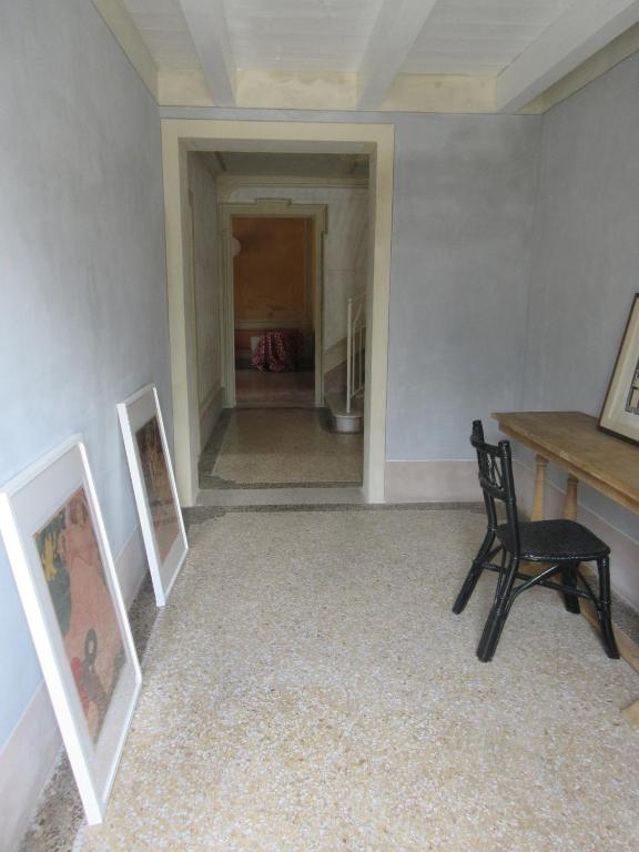a room with a desk and a chair and a table at Villa Laura in Cocconi